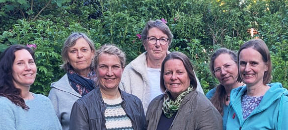 7 Personen am Tisch